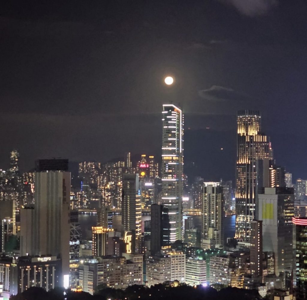 不認不認還須認，香港樓市正在調整中；而且，有準備下調之勢。