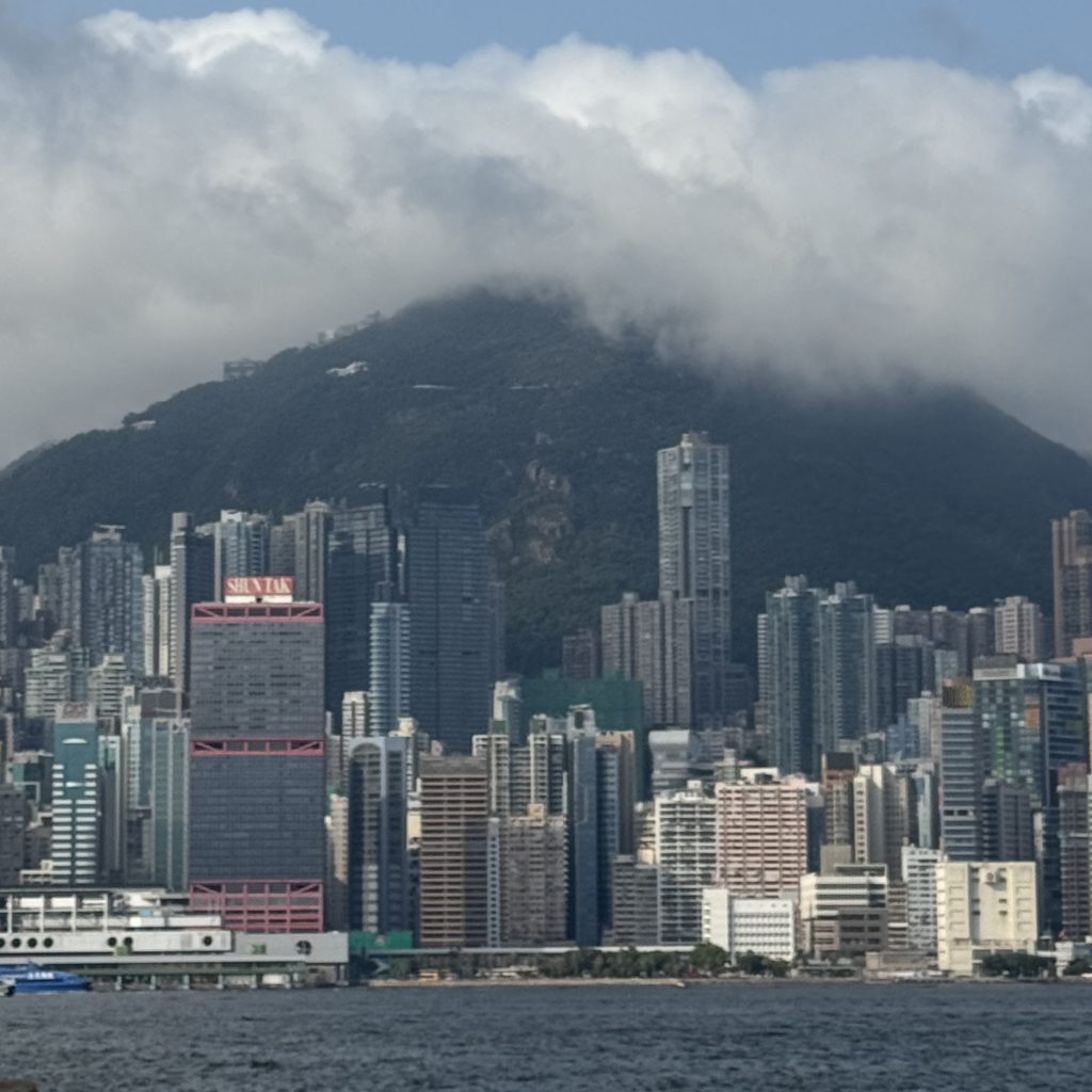 中央出稅務大招阻資金外流，增添港物業的下調壓力。