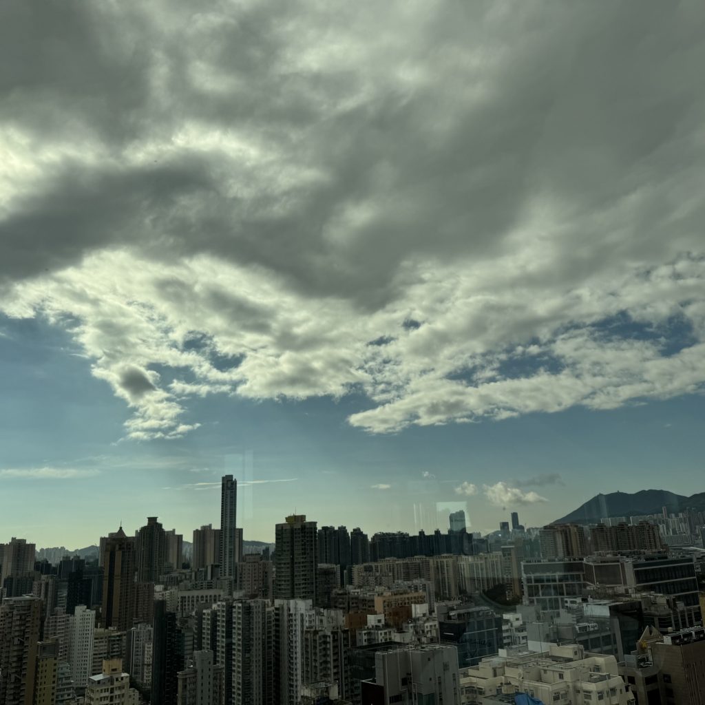 「內控資金、外有高息」夾擊下，香港樓市跌硬！